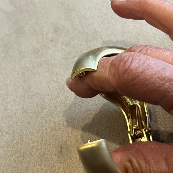 NWOT gold and rhinestone Hot Lips clamper hinged bracelet - Picture 4 of 6